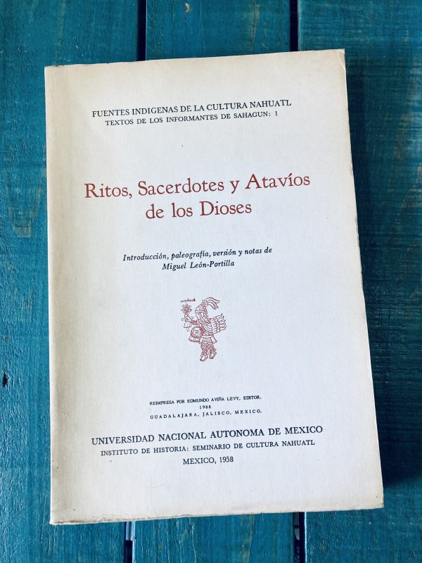 RITOS, SACERDOTES Y ATAVÍOS DE LOS DIOSES